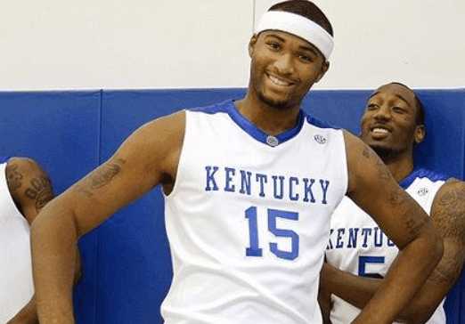 托马斯·弗兰克因指责球迷嘘门将引发争议，面临解雇风险，热刺战绩不佳，球迷矛盾加剧，球队正寻求替补教练。